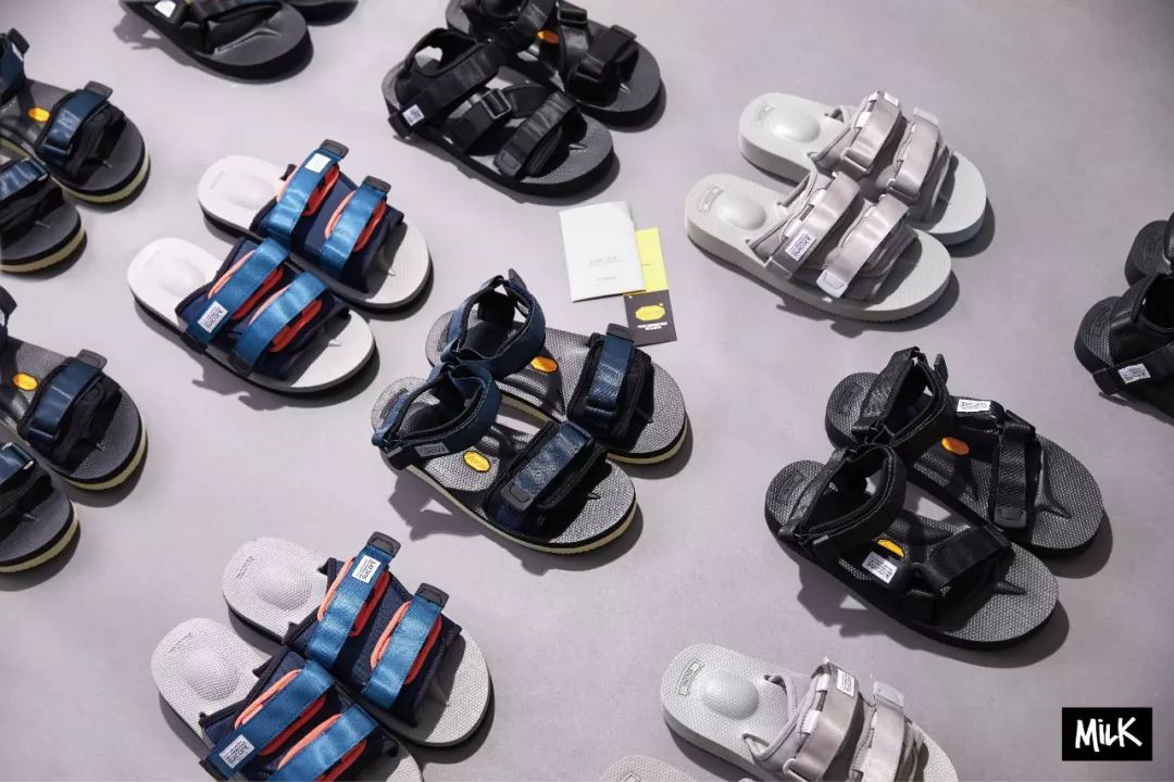 百褶裙搭配老爹凉鞋,秋冬新款时尚拼接百褶裙