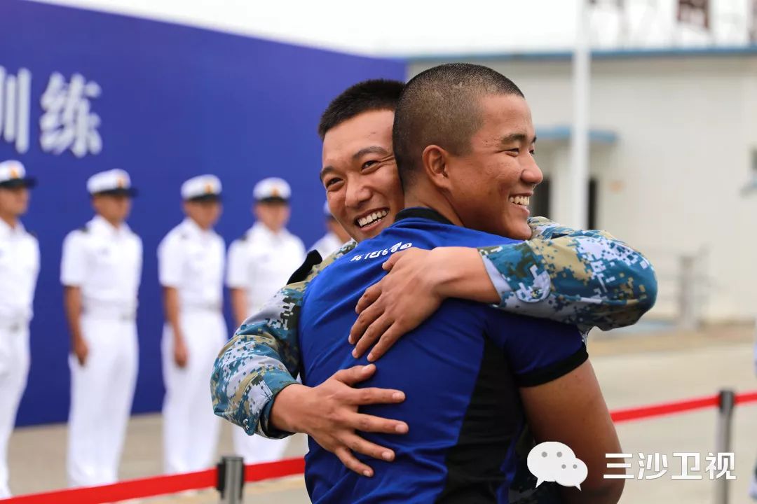 多图|“一二、一二……”拔河、举炮弹“蓝色突击-2019”中泰海军开展多样交流活动