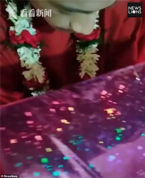 新郎婚礼全程低头着急吃席原视频,结婚新郎玩吃鸡