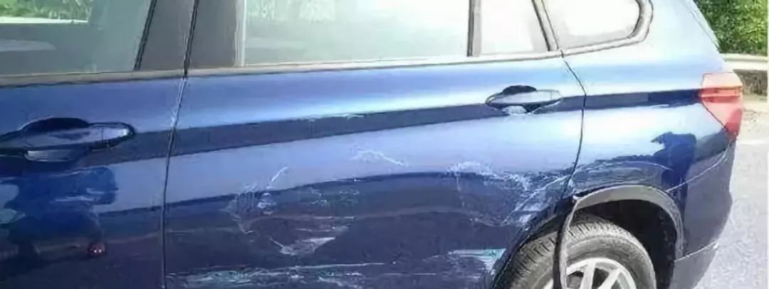 别人刮到你的车逃跑了怎么办？老司机教你两招，让对方乖乖跑回来