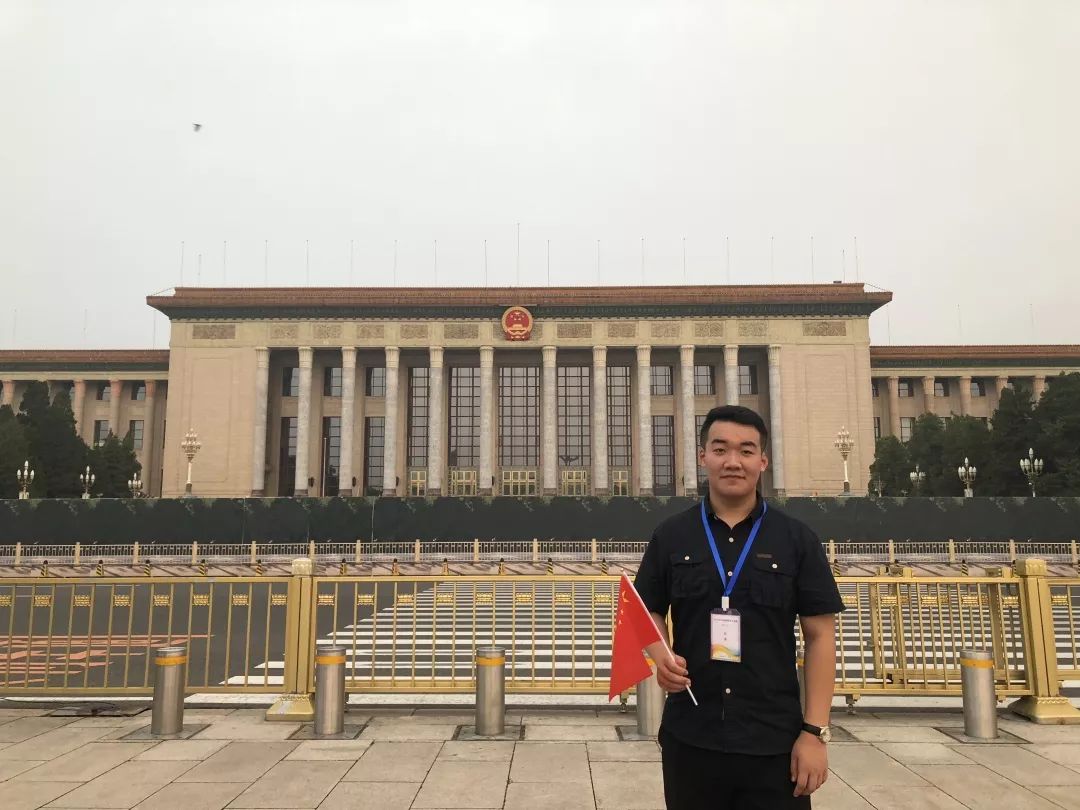 要向学习成绩优秀的同学看齐,向优秀的同学看齐