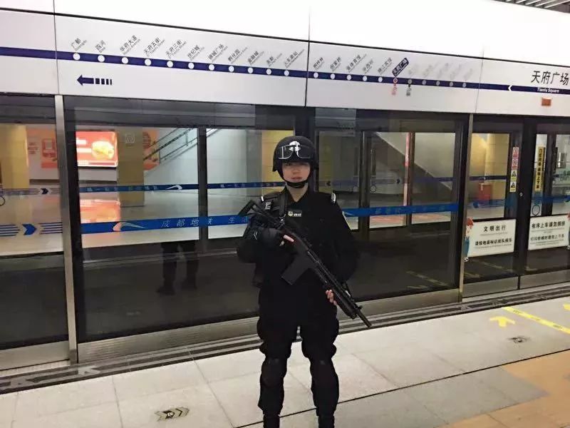 成都市公安局特警支队,成都特警深夜检查