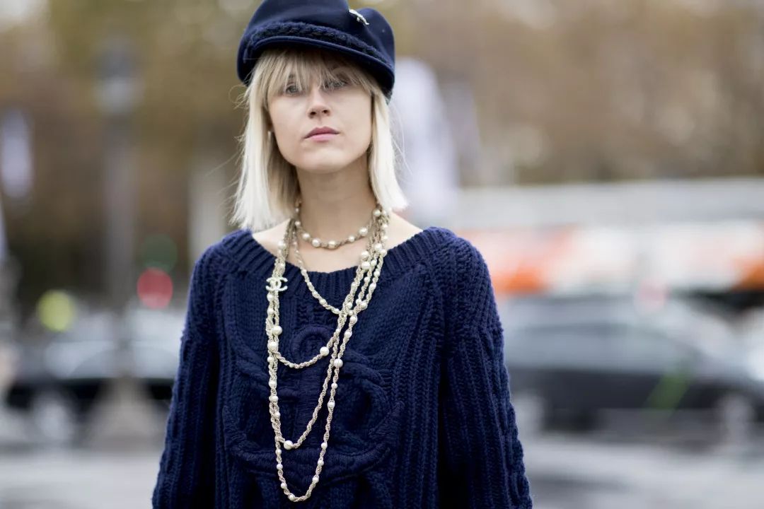 都在看MetGala的群魔乱舞,我却被哈卷的珍珠耳环给吸走!