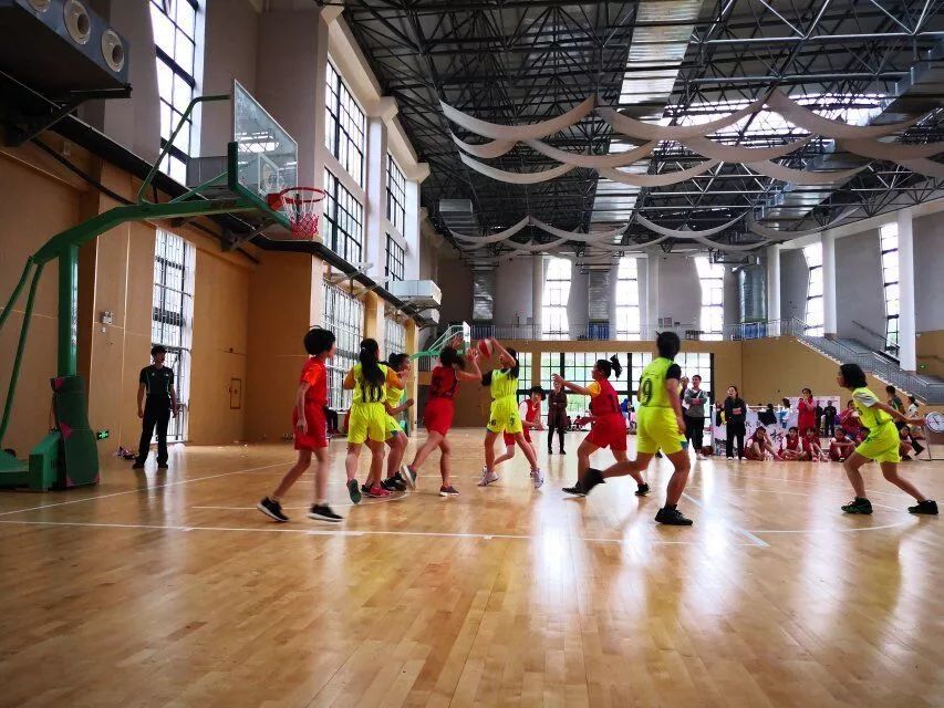 桂林小学篮球比赛,气势如虹开门红展示