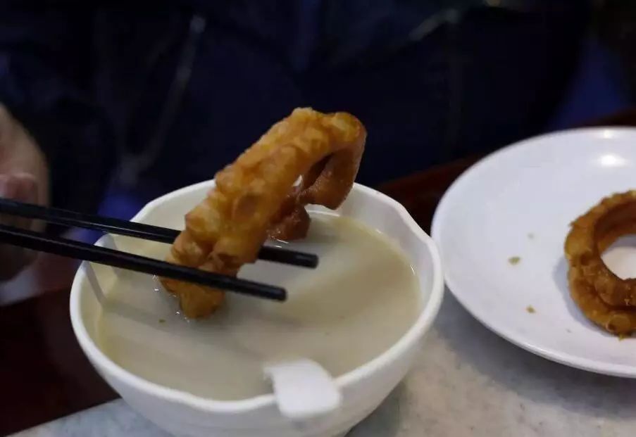 老北京人体验豆汁儿,北京豆汁儿北京当地人喝吗