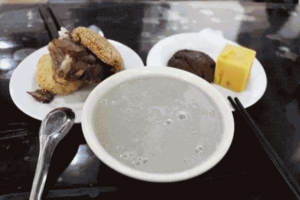 老北京人体验豆汁儿,北京豆汁儿北京当地人喝吗