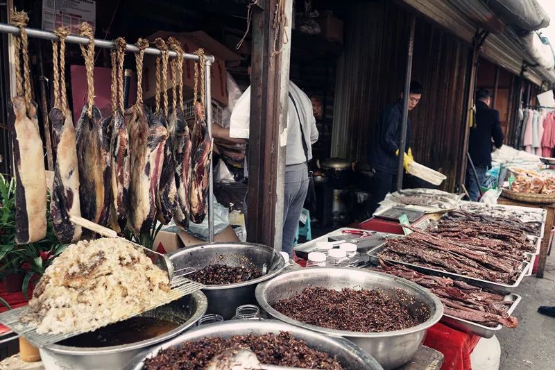 从丽江到茨中:菜场买恶魔果实、修道院酿酒士、高原油泼面……开启了无数的第一次|香格里拉环线(上)