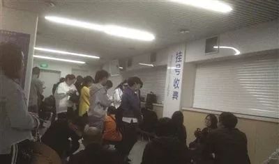 少则300多则1500元!南京这家三甲医院号贩子直接带患者进诊室