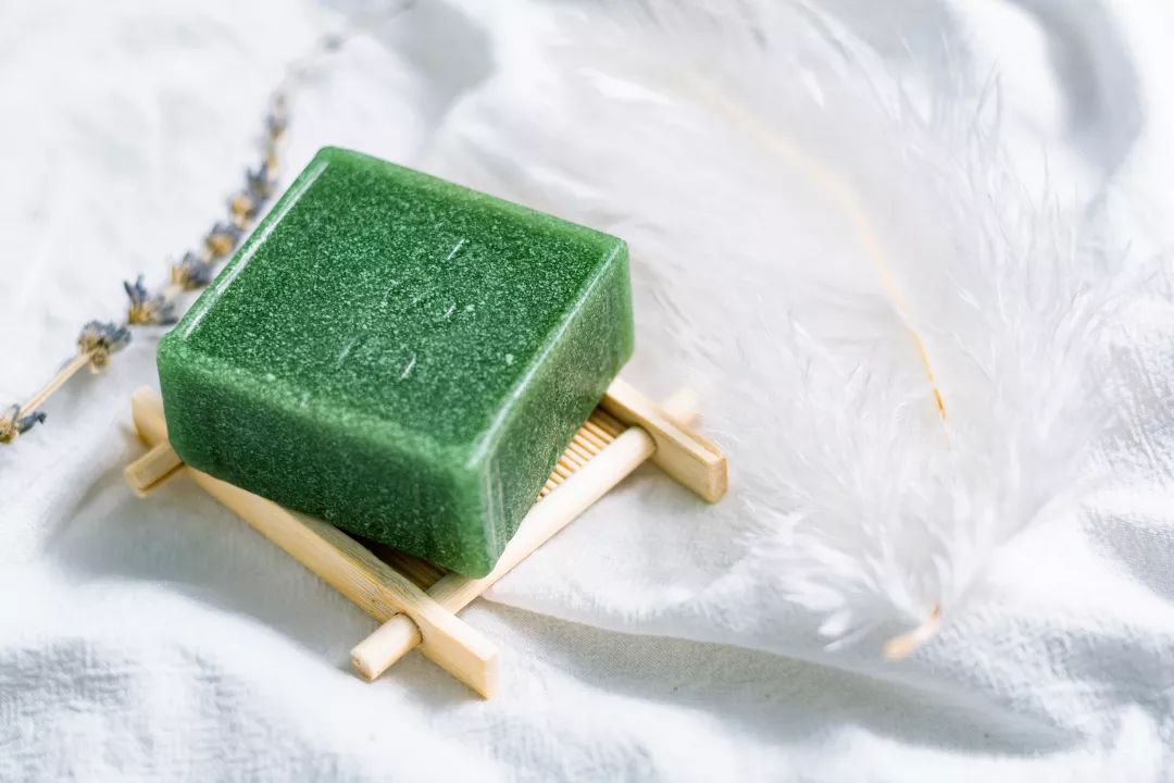 皮肤清洁出黑色的东西,皮肤挤出白色膏状很臭怎么办