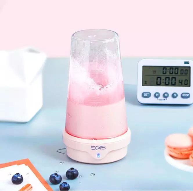 制作一杯很好喝的果汁,大家用榨汁杯榨好喝的果汁