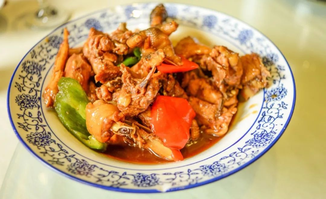 江苏同上海交界一桥之隔,上海苏州一河之隔