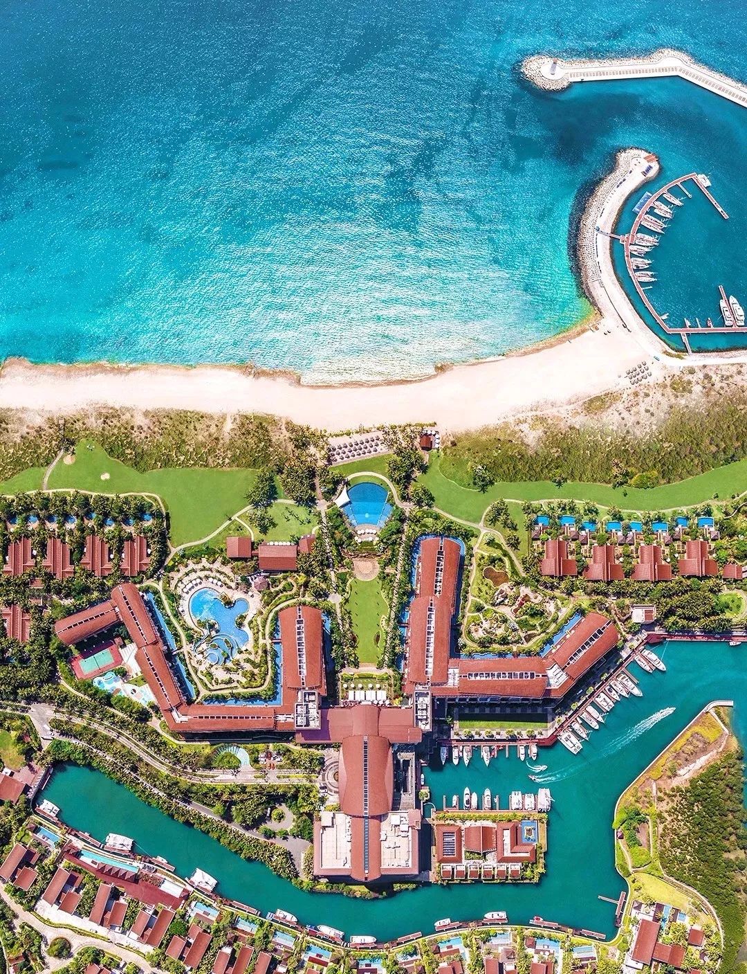 1200㎡透明泳池小红书点赞100w+,这家黄金海岸边的酒店才是海岛季首选