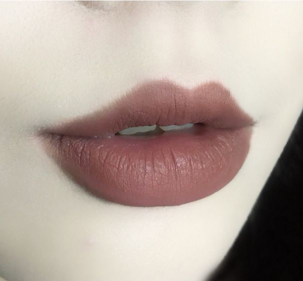 涂口红的女人是不是靠不住,涂口红女生太妖艳了