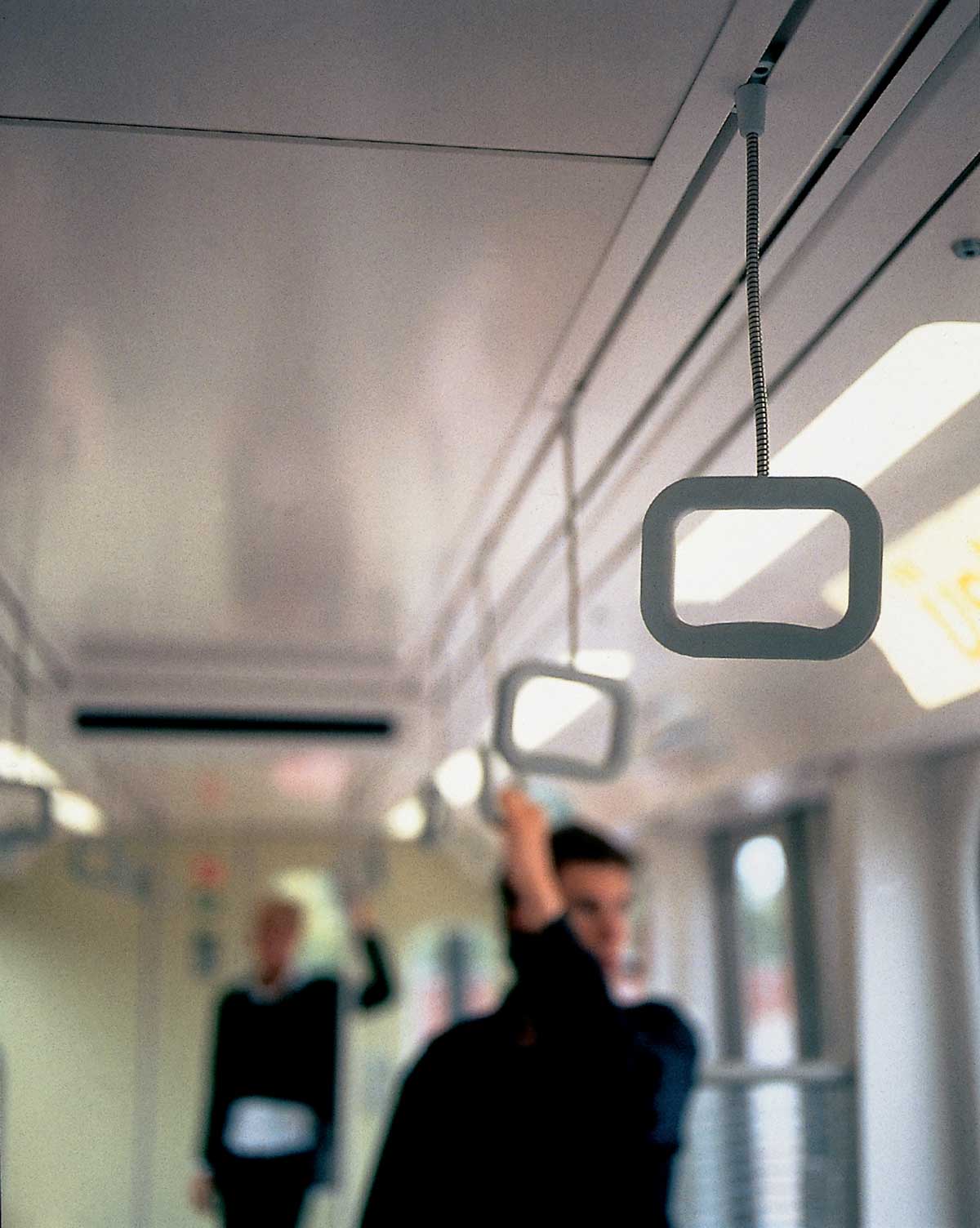 对于他来说：「奖杯」这种东西，还不如「烟灰缸」有用呢！