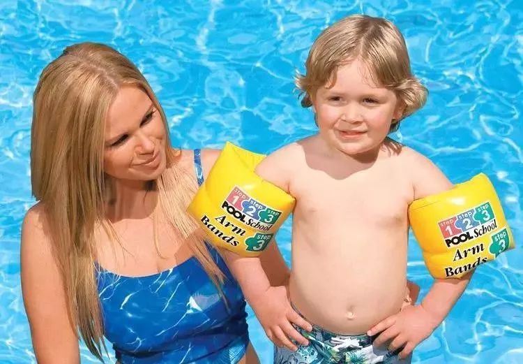 宝宝海边玩沙玩水,带娃最轻松方式莫过于挖沙