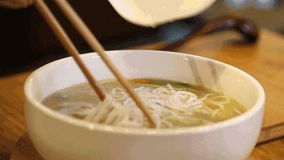 昆明吃过桥米线最好的地方,云南昆明潮玩店