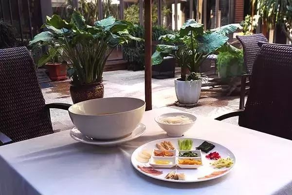 昆明吃过桥米线最好的地方,云南昆明潮玩店