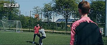 足球基本功训练控球教学慢动作,足球前锋跑位教学