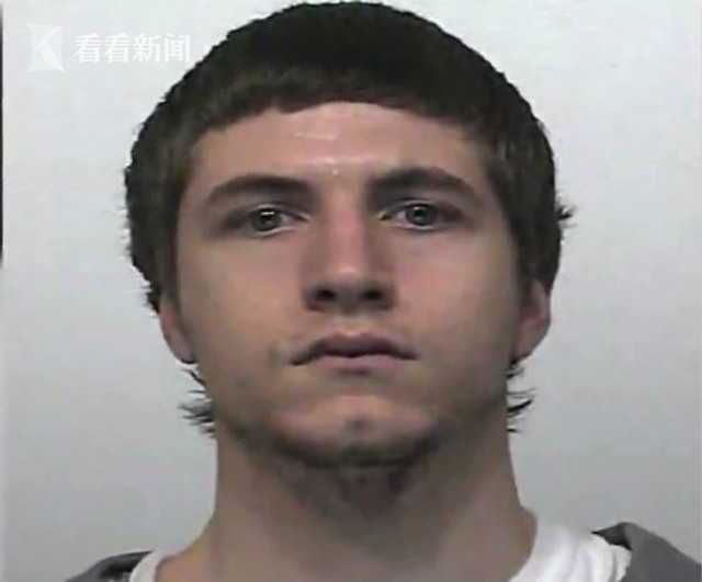 男子藏枪走火,男子裤子里藏毒