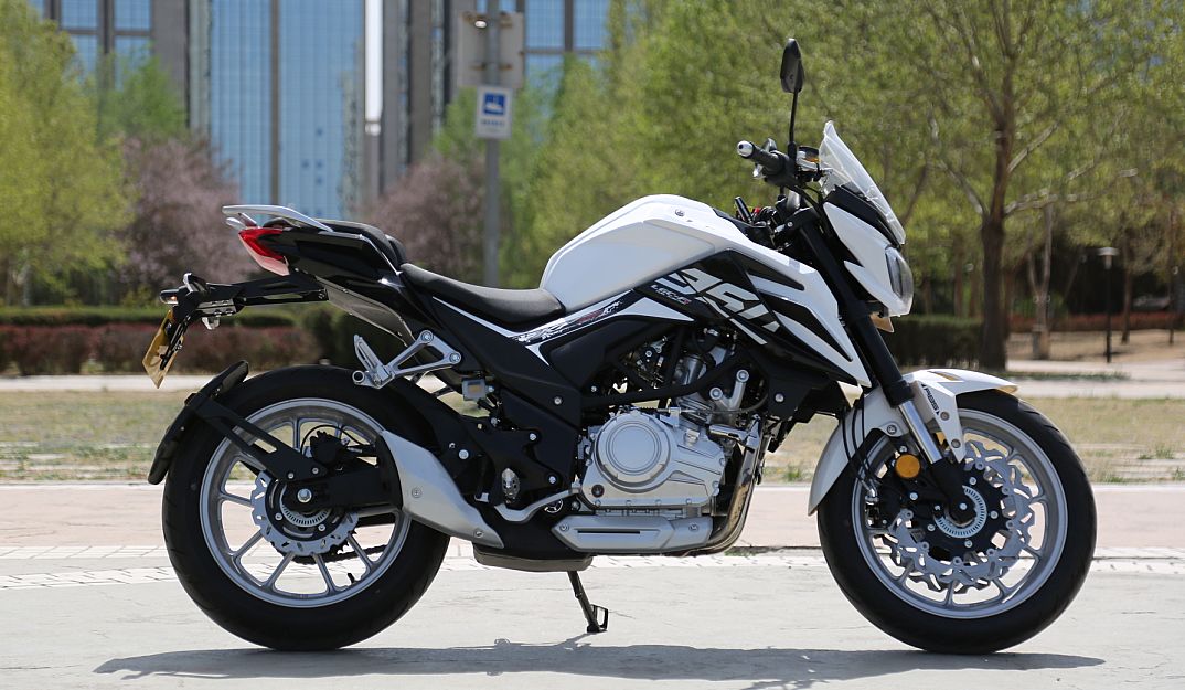 车评：24780元起，表现均衡易上手的双缸街车——KP350