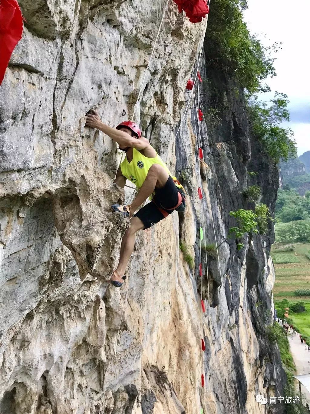 马山自然攀岩比赛图片,舞动广西广场舞大赛马山