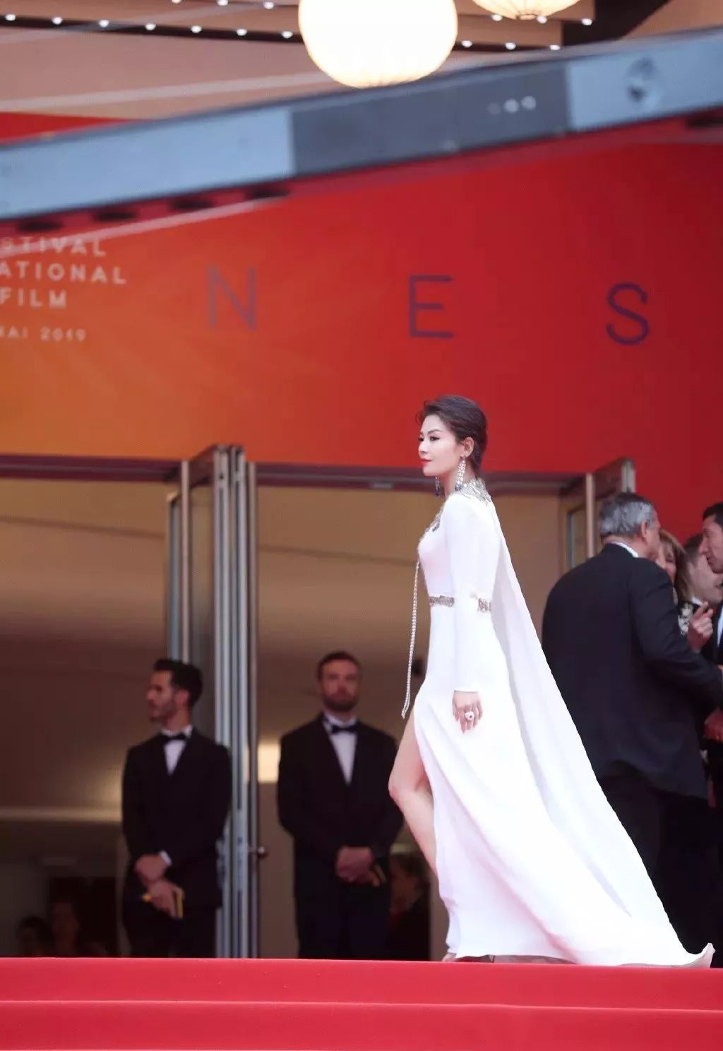 戛纳朱一龙入选作品,戛纳朱一龙白西装