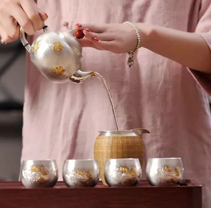 喝茶的人为什么要点香,喝茶用银杯银壶怎么样