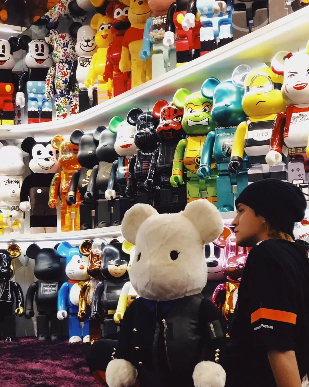 坐拥数千球鞋，满屋潮流玩具！他可能才是国内最潮的明星