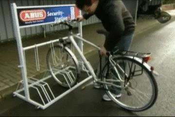 怎么把锁给拆下来,锁怎么一提就锁上呢