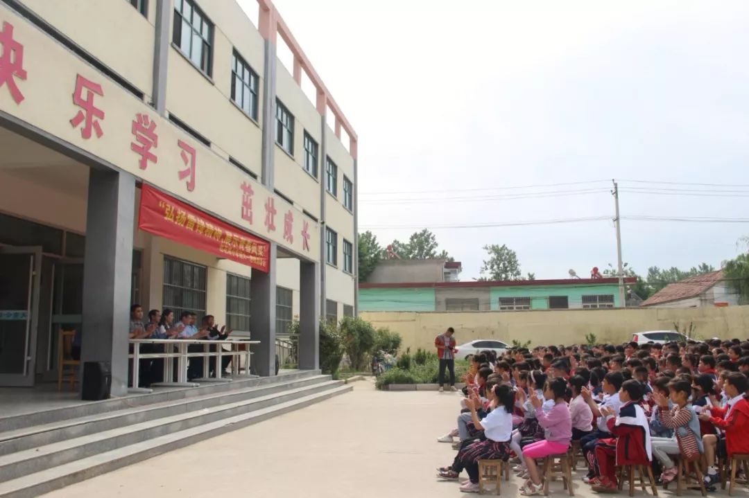 学校传承雷锋精神主题活动简报,弘扬雷锋精神汇演