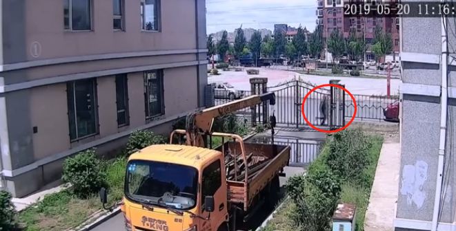 女子走在路上一男子突然冲过来,女子路上遭遇陌生男子