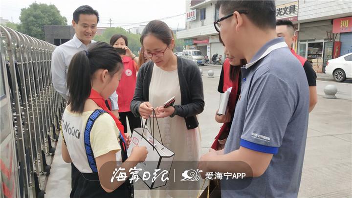 意外收到小朋友的礼物,小朋友收到神秘礼物