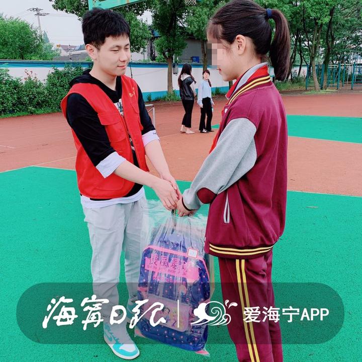 意外收到小朋友的礼物,小朋友收到神秘礼物