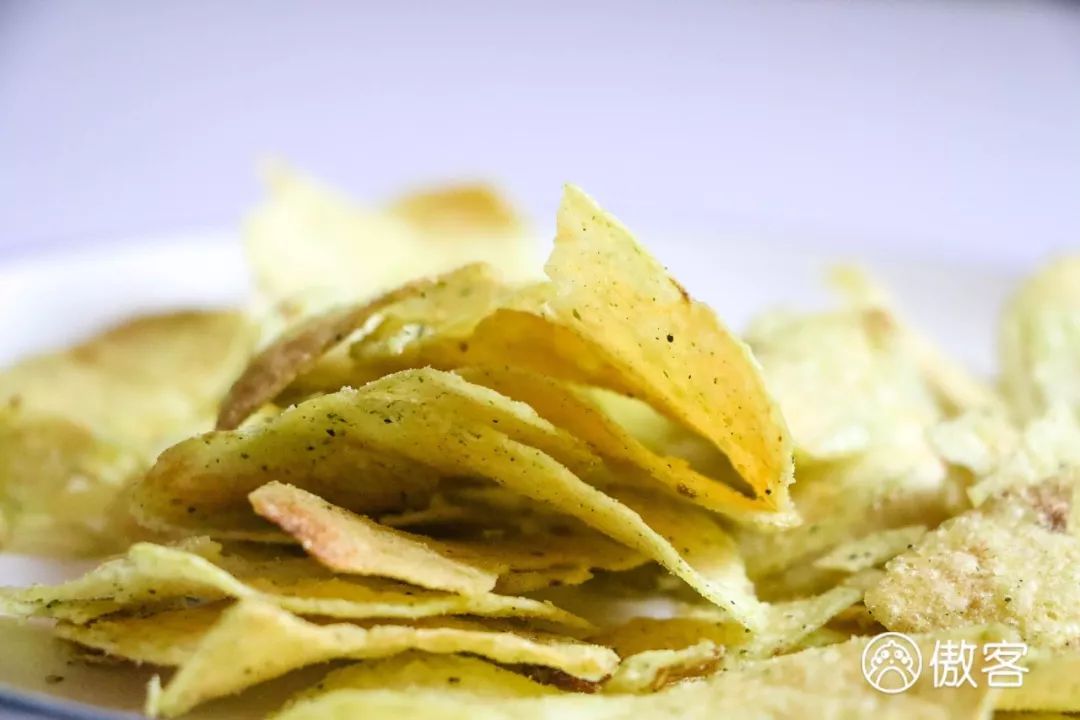 绝交！六一节竟然送我香菜薯片、虫子和卫生巾？