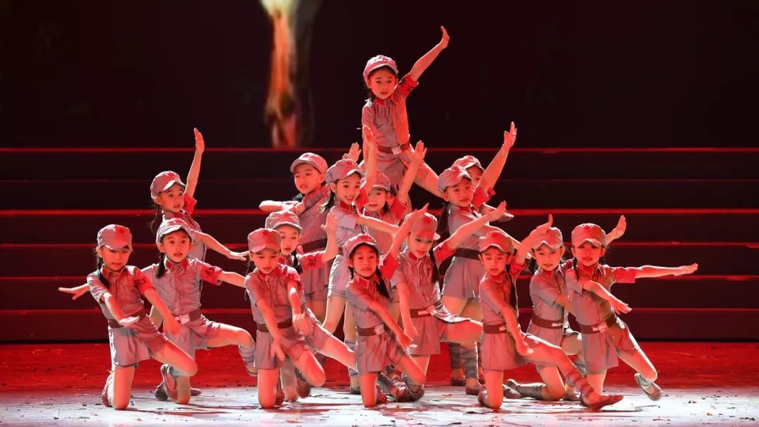 高清大图:“蓝天娃”精彩演绎《同在蓝天下》,向全国小朋友献礼