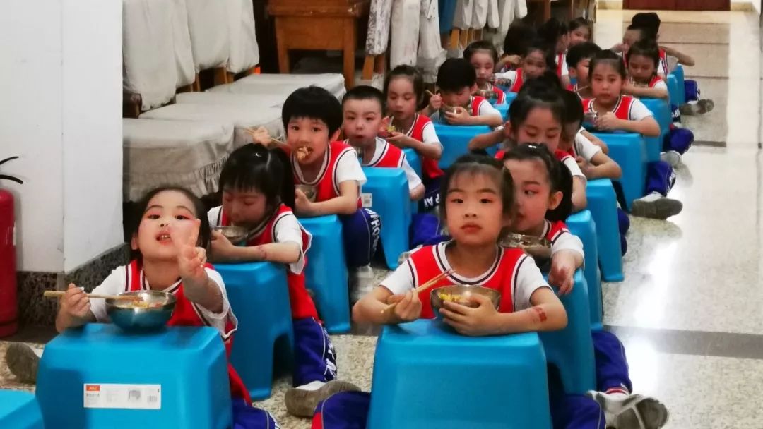 高清大图：“蓝天娃”精彩演绎《同在蓝天下》，向全国小朋友献礼