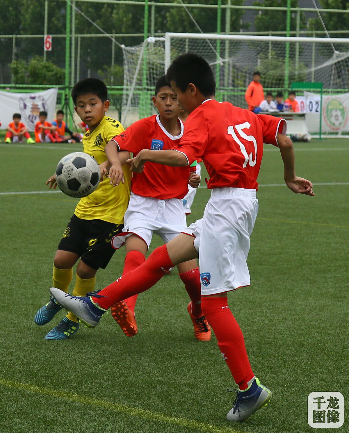 2019中韩足球少年绿茵场上过六一高鑫青训基地切磋球技比高低