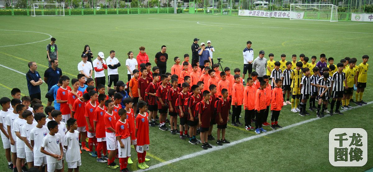 2019中韩足球少年绿茵场上过六一高鑫青训基地切磋球技比高低