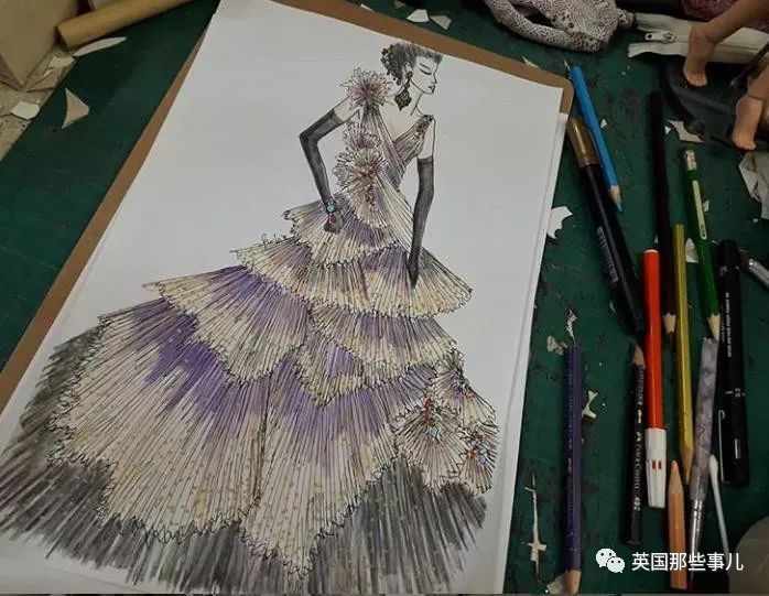 用布料给洋娃娃做衣服,手工高定时装