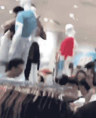 尺码都不看就疯抢,模特身上的扒走!今天一早,济南商场上演“疯抢大片”