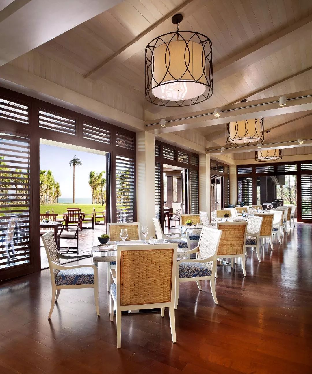 1200㎡透明泳池小红书点赞100w+,这家黄金海岸边的酒店才是海岛季首选