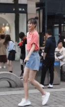 街拍搞笑迷惑行为,揭秘女生拍照的迷惑行为