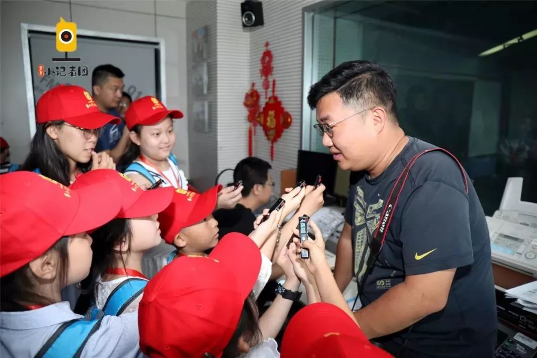 FM91.2蒲公英小记者团开团啦!首期实践带孩子探秘郑州电台