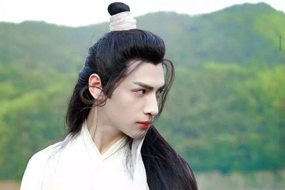 暴晒一天竟变白了?!这款男人最爱的“隐身”黑科技,防晒护肤一瓶搞定,让你秒变小鲜肉