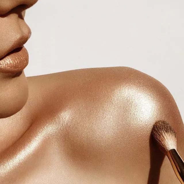 现在流行像林允一样给全身化妆，再也不愁脸太小化妆品都用不完了