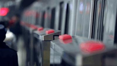 住手放开,放开那个女孩