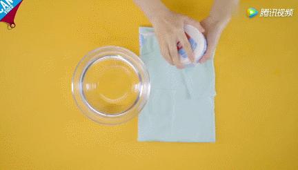 风油精滴在白色衣服上变成了绿色,风油精滴在水里衣服上都是香味