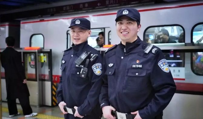 住手放开,放开那个女孩