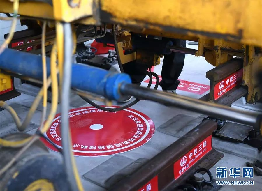 百年“筑梦”的荣光——写在京张高铁全线轨道贯通之际