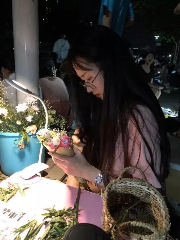 走过路过不要错过摆地摊视频,走过路过不要错过小商品商场